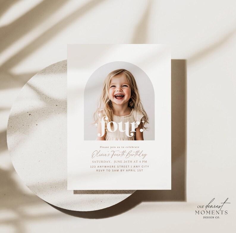 Puede incluir: Una tarjeta de invitaci&oacute;n blanca con una foto de una ni&ntilde;a sonriendo debajo de un arco. El texto de la tarjeta dice "&iexcl;cuatro!" y "El cuarto cumplea&ntilde;os de Oliver". La invitaci&oacute;n incluye la fecha, la hora, la ubicaci&oacute;n y la informaci&oacute;n de RSVP.