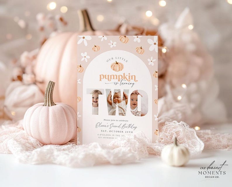 Puede incluir: Una invitaci&oacute;n de cumplea&ntilde;os de color rosa p&aacute;lido con el texto "Our Little Pumpkin is turning TWO." La invitaci&oacute;n presenta fotos de un ni&ntilde;o y est&aacute; decorada con calabazas y flores. Una peque&ntilde;a calabaza rosa y una calabaza m&aacute;s grande est&aacute;n en el fondo.