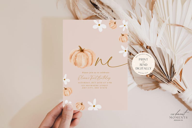 Pu&ograve; includere: Un invito di compleanno rosa cipria con una zucca ad acquerello e la parola "one" in corsivo dorato. L'invito include i dettagli per una festa di primo compleanno, con accenti floreali e di zucca. Il design &egrave; per un file digitale.