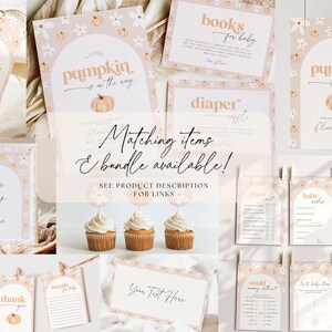 Puede incluir: Colecci&oacute;n de decoraciones para baby shower con tem&aacute;tica de calabaza. Incluye letreros, etiquetas y tarjetas con dise&ntilde;os florales y de calabazas. El texto "A little pumpkin is on the way" es visible. La combinaci&oacute;n de colores es beige y naranja.