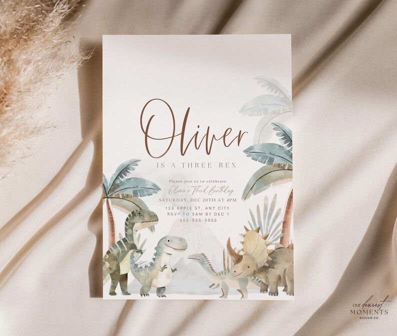 K&ouml;nnte beinhalten: Eine hellblaue und braune Einladungskarte mit einer Aquarell-Illustration von Dinosauriern und Palmen. Der Text auf der Karte lautet "Oliver is a Three Rex. Please join us to celebrate Oliver's Third Birthday. Saturday, Dec 20th at 4PM. 123 Apple St, Any City. RSVP to Sam by Dec 1. 555-555-5555."