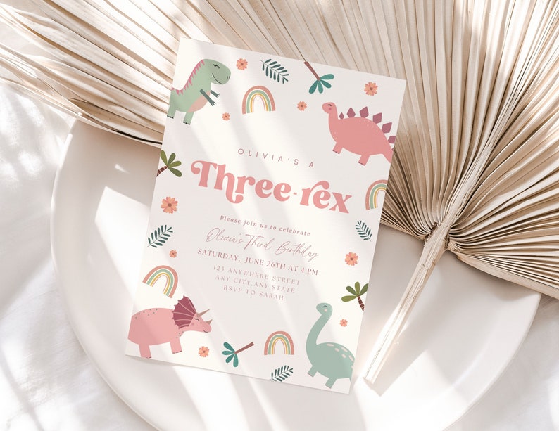 K&ouml;nnte beinhalten: Eine rosafarbene und gr&uuml;ne Dinosaurier-Geburtstagseinladung mit dem Text "Olivia's a Three-rex" und dem Datum "Samstag, 26. Juni um 16:00 Uhr".