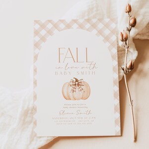 Pode incluir: Um convite para um ch&aacute; de beb&ecirc; com tema de outono. O convite apresenta uma ilustra&ccedil;&atilde;o em aquarela de uma ab&oacute;bora com um la&ccedil;o xadrez. O texto no convite diz "Fall in love with Baby Smith".