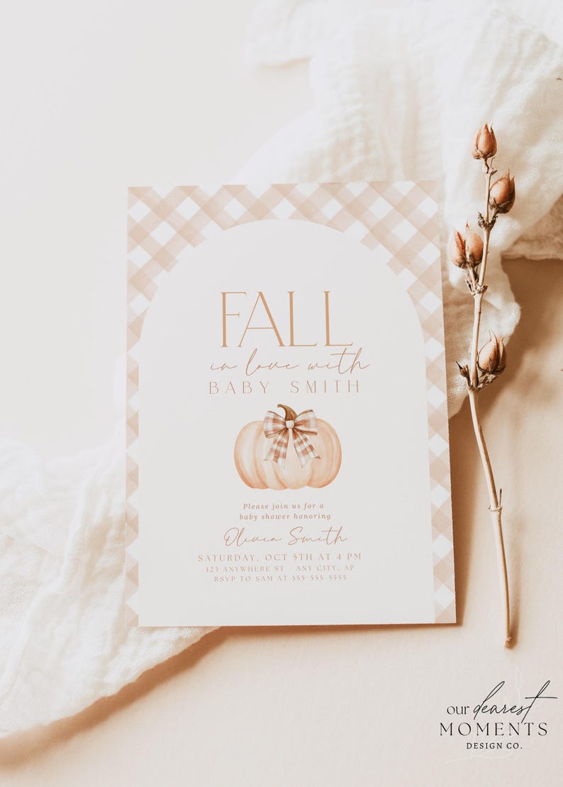Pode incluir: Um convite para um ch&aacute; de beb&ecirc; com tema de outono. O convite apresenta uma ilustra&ccedil;&atilde;o em aquarela de uma ab&oacute;bora com um la&ccedil;o xadrez. O texto no convite diz "Fall in love with Baby Smith".