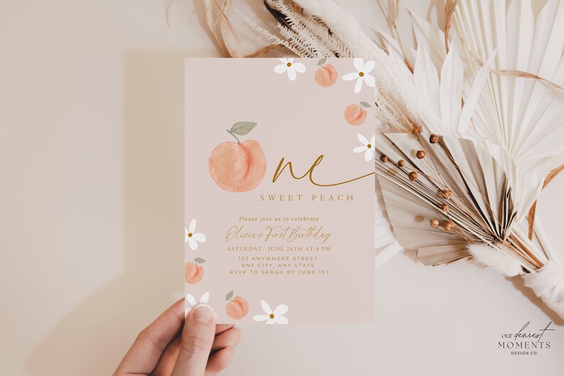 Może przedstawiać: R&oacute;żowe zaproszenie urodzinowe z akwarelowym motywem brzoskwini i kwiat&oacute;w. Na zaproszeniu widnieje napis "One Sweet Peach" i szczeg&oacute;ły wydarzenia. Projekt przedstawia brzoskwinię i białe kwiaty.