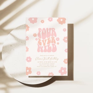 Op de afbeelding: Roze en oranje verjaardagsuitnodiging met een bloemenpatroon en de tekst "Four Ever Wild" voor een vierde verjaardagsparty van een kind.