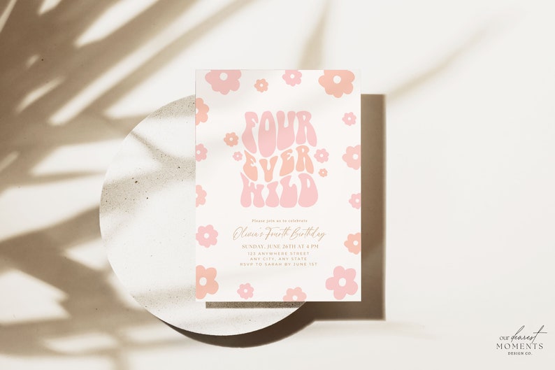 Op de afbeelding: Roze en oranje verjaardagsuitnodiging met een bloemenpatroon en de tekst "Four Ever Wild" voor een vierde verjaardagsparty van een kind.