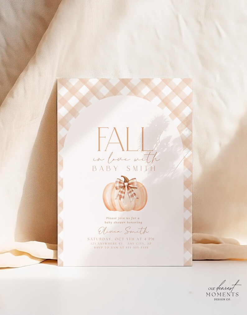 Pode incluir: Um convite para um ch&aacute; de beb&ecirc; com tema de outono. O convite apresenta uma ab&oacute;bora com um la&ccedil;o xadrez e o texto "Fall in love with Baby Smith". O convite &eacute; decorado com um padr&atilde;o xadrez.