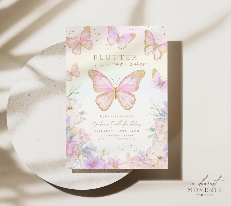 K&ouml;nnte beinhalten: Eine rosafarbene und goldene Einladung zum Thema Schmetterlinge mit dem Text "Flutter on over" und "Join us to celebrate Emelia's Sweet Birthday" mit Datum und Ort.