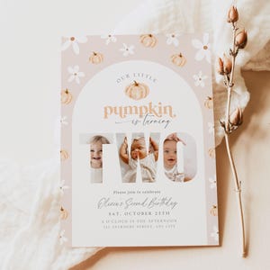 Puede incluir: Una invitaci&oacute;n de cumplea&ntilde;os rosa claro con un dise&ntilde;o de calabaza y flores. El texto dice "Our Little Pumpkin is Turning Two". Incluye fotos de un beb&eacute; y detalles para el segundo cumplea&ntilde;os de Olivia.