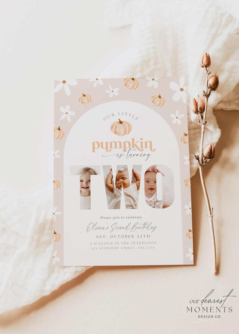 Puede incluir: Una invitaci&oacute;n de cumplea&ntilde;os rosa claro con un dise&ntilde;o de calabaza y flores. El texto dice "Our Little Pumpkin is Turning Two". Incluye fotos de un beb&eacute; y detalles para el segundo cumplea&ntilde;os de Olivia.