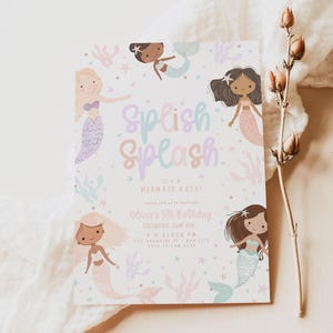 Op de afbeelding: Een verjaardagsuitnodiging met zeemeermintthema met de woorden "Splish Splash" in pastelkleuren. De uitnodiging bevat illustraties van zeemeerminnen en details voor Olivia's 5e verjaardag.