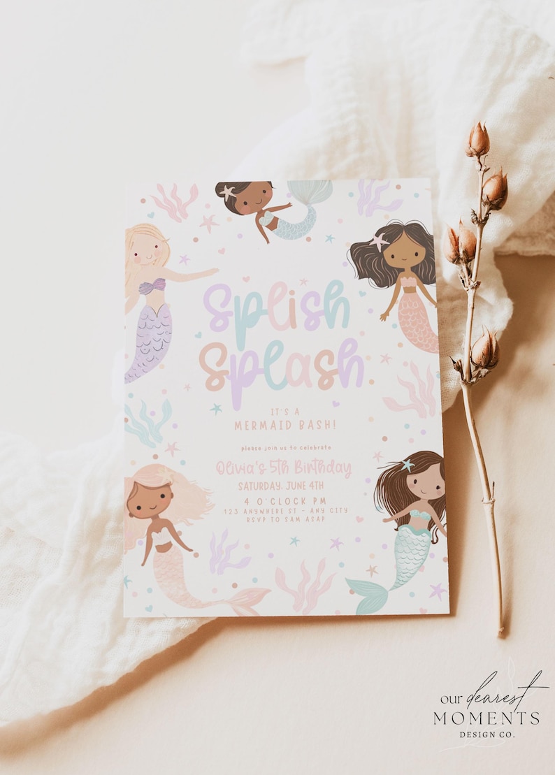 Op de afbeelding: Een verjaardagsuitnodiging met zeemeermintthema met de woorden "Splish Splash" in pastelkleuren. De uitnodiging bevat illustraties van zeemeerminnen en details voor Olivia's 5e verjaardag.