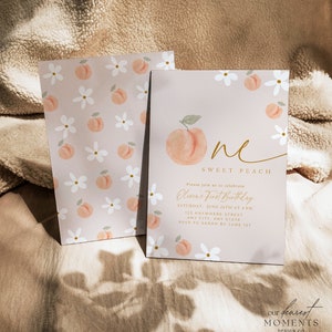 Peut inclure: Une invitation &agrave; un premier anniversaire sur le th&egrave;me de la p&ecirc;che avec une illustration de p&ecirc;che aquarelle et le texte "One Sweet Peach". L'invitation comprend la date, l'heure et le lieu de la f&ecirc;te. Les informations de RSVP sont &eacute;galement incluses.