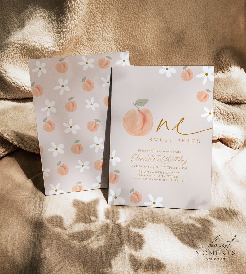 Peut inclure: Une invitation &agrave; un premier anniversaire sur le th&egrave;me de la p&ecirc;che avec une illustration de p&ecirc;che aquarelle et le texte "One Sweet Peach". L'invitation comprend la date, l'heure et le lieu de la f&ecirc;te. Les informations de RSVP sont &eacute;galement incluses.