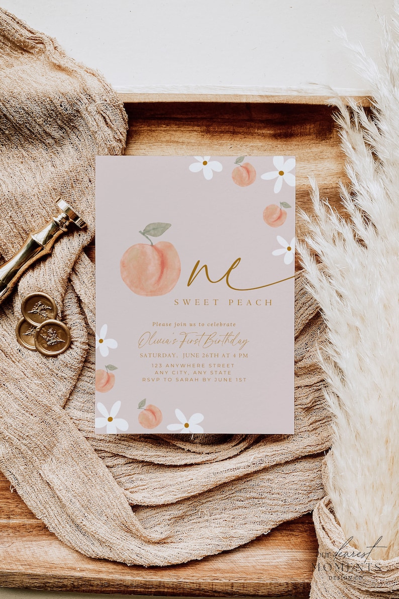 Peut inclure: Une invitation de premier anniversaire sur le th&egrave;me de la p&ecirc;che avec une illustration de p&ecirc;che et le texte "One Sweet Peach". L'invitation comprend le nom de la petite fille, la date, l'heure et le lieu. Les informations de RSVP sont &eacute;galement incluses.