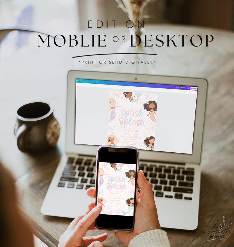 Op de afbeelding: Een laptop en smartphone tonen een uitnodiging met zeemeermintthema met de tekst "Splish Splash". De uitnodiging bevat illustraties van zeemeerminnen in verschillende huidtinten en haarkleuren. De tekst "Edit on Mobile or Desktop" is ook zichtbaar.