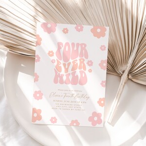 Op de afbeelding: Een roze en witte uitnodiging met een retro-lettertype dat "Four Ever Wild" zegt en roze bloemenillustraties. De uitnodiging is voor een verjaardagsfeestje en bevat de tekst "Olivia's Fourth Birthday" en details over het feestje.
