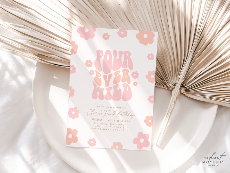 Op de afbeelding: Een roze en witte uitnodiging met een retro-lettertype dat "Four Ever Wild" zegt en roze bloemenillustraties. De uitnodiging is voor een verjaardagsfeestje en bevat de tekst "Olivia's Fourth Birthday" en details over het feestje.