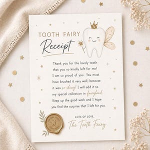 Puede incluir: Tarjeta de recibo del Hada de los Dientes con una ilustración de un diente sonriente con corona y varita mágica. La tarjeta tiene texto y está decorada con estrellas doradas y un sello de cera. Medidas en cm.