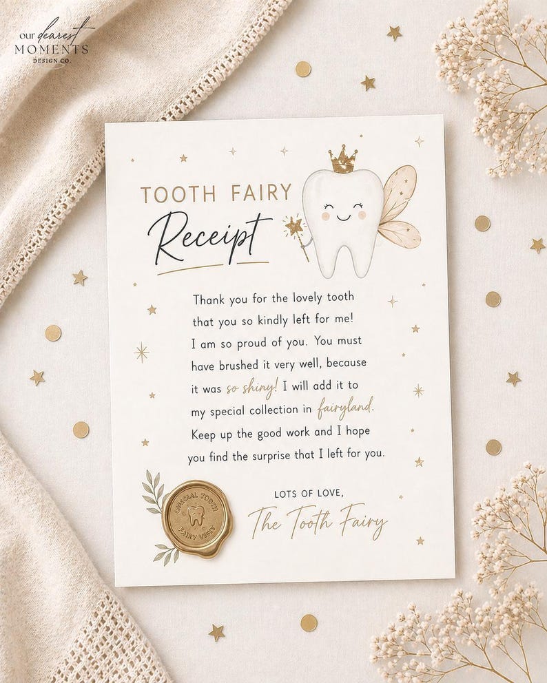 Puede incluir: Tarjeta de recibo del Hada de los Dientes con una ilustraci&oacute;n de un diente sonriente con corona y varita m&aacute;gica. La tarjeta tiene texto y est&aacute; decorada con estrellas doradas y un sello de cera. Medidas en cm.