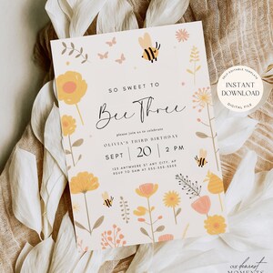 Pu&ograve; includere: Un invito di compleanno a tema api giallo e rosa con il testo "So Sweet to Bee Three" e i dettagli per la festa di compleanno di Olivia per il suo terzo compleanno. L'invito presenta un'ape, fiori e farfalle.