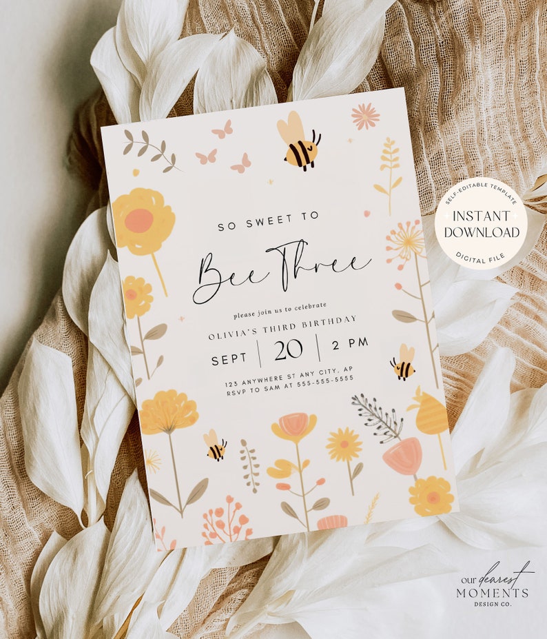Pu&ograve; includere: Un invito di compleanno a tema api giallo e rosa con il testo "So Sweet to Bee Three" e i dettagli per la festa di compleanno di Olivia per il suo terzo compleanno. L'invito presenta un'ape, fiori e farfalle.
