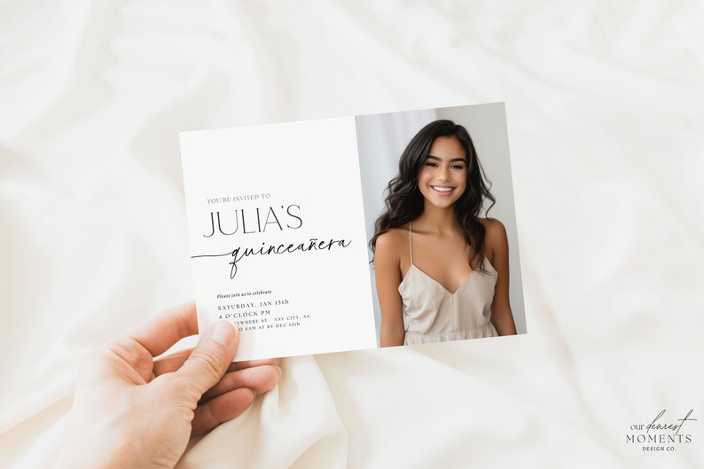 K&ouml;nnte beinhalten: Eine Quincea&ntilde;era-Einladung mit einem Foto einer l&auml;chelnden jungen Frau in einem beigen Kleid. Der Einladungstext lautet "Julia's Quincea&ntilde;era" in eleganter Schrift, mit Veranstaltungsdetails darunter. Das Design ist minimalistisch und modern.