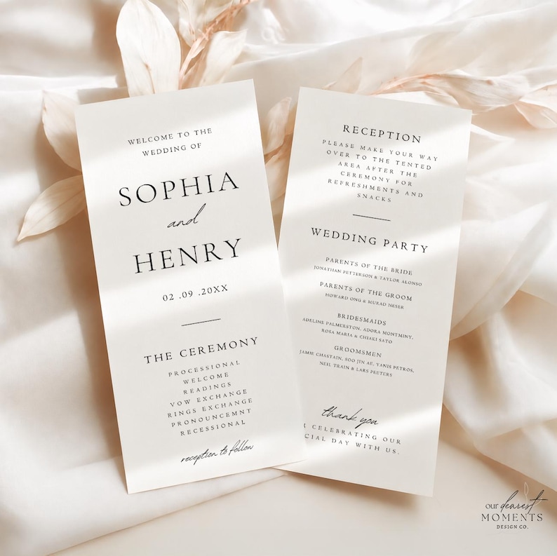 Op de afbeelding: Twee off-white trouwprogramma kaarten met zwarte schreefletters en cursieve typografie. De linkerkaart vermeldt de namen Sophia en Henry, de datum en de ceremonievolgorde. De rechterkaart bevat details over de receptie en de bruiloftsgasten.