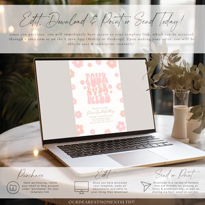 Op de afbeelding: Een roze en witte digitale uitnodiging met een retro lettertype dat "Four Ever Wild" zegt en een bloemmotief. De uitnodiging is voor een vierde verjaardagsfeest.