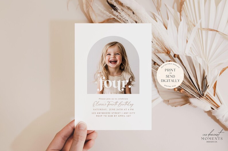 Puede incluir: Una tarjeta de invitaci&oacute;n blanca con una foto de una ni&ntilde;a sonriendo. La tarjeta tiene un arco rosa con la palabra "cuatro" en letras blancas. El texto de la tarjeta dice: "Por favor, &uacute;nase a nosotros para celebrar el cuarto cumplea&ntilde;os de Olivia, s&aacute;bado 25 de junio a las 4 PM, 123 Anywhere Street, Any City, RSVP a Sam antes del 1 de abril".