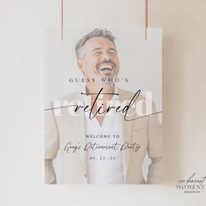 Peut inclure: Une affiche de fête de retraite avec une photo d'un homme souriant en costume beige. L'affiche indique "GUESS WHO'S retired" en écriture élégante, avec "WELCOME TO Greg's Retirement Party" et la date 09.25.25 en dessous.