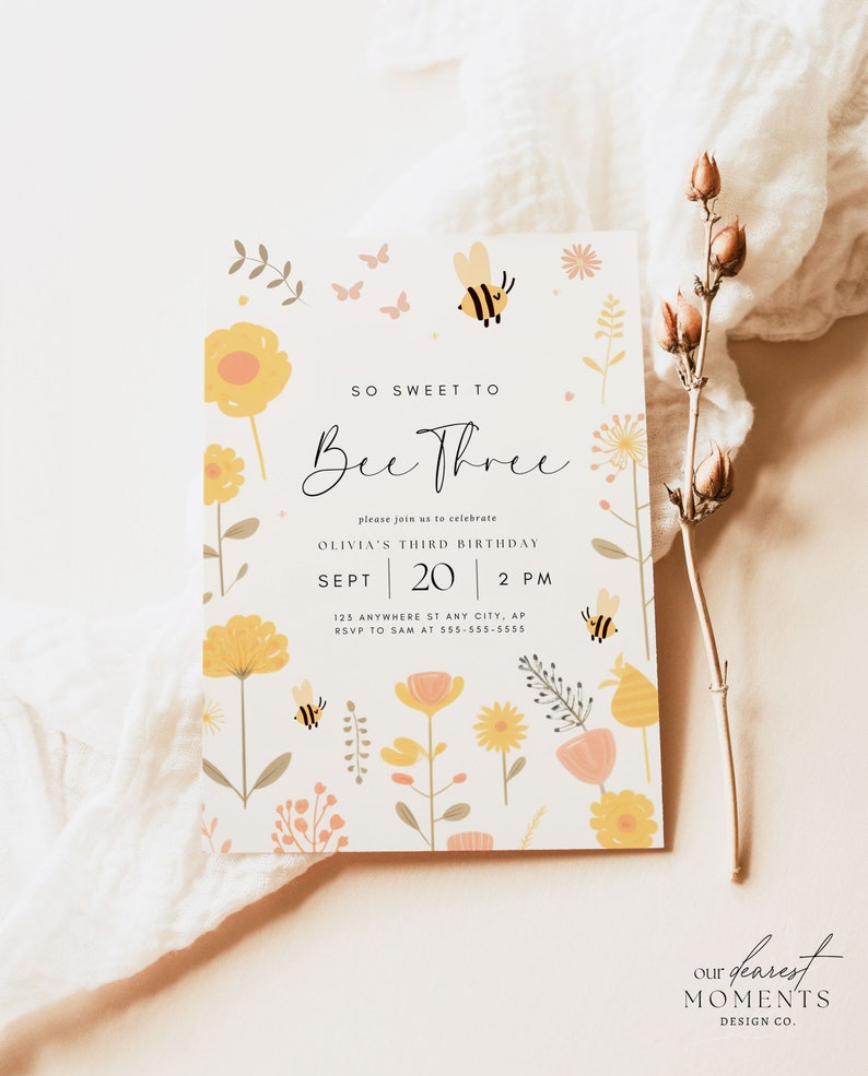 Pu&ograve; includere: Un invito bianco con un design floreale e api. Il testo recita "So Sweet to Bee Three" e include i dettagli per il terzo compleanno di Olivia.