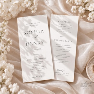 Op de afbeelding: Twee witte trouwprogrammakaarten met zwarte schreef- en scripttekst. De linkerkaart toont de namen Sophia en Henry, de datum 02.09.20XX en de ceremonievolgorde. De rechterkaart vermeldt details over de receptie en de leden van de bruiloft.