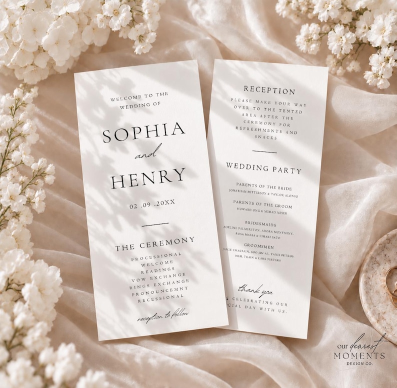 Op de afbeelding: Twee witte trouwprogrammakaarten met zwarte schreef- en scripttekst. De linkerkaart toont de namen Sophia en Henry, de datum 02.09.20XX en de ceremonievolgorde. De rechterkaart vermeldt details over de receptie en de leden van de bruiloft.