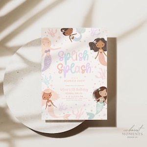 Op de afbeelding: Een pastelkleurige uitnodiging voor een verjaardagsfeestje met zeemeermint thema. De uitnodiging bevat de woorden "Splish Splash" in een grillige lettertype, omringd door illustraties van zeemeerminnen en waterplanten. De tekst bevat de naam, datum, tijd en locatie van de verjaardag.