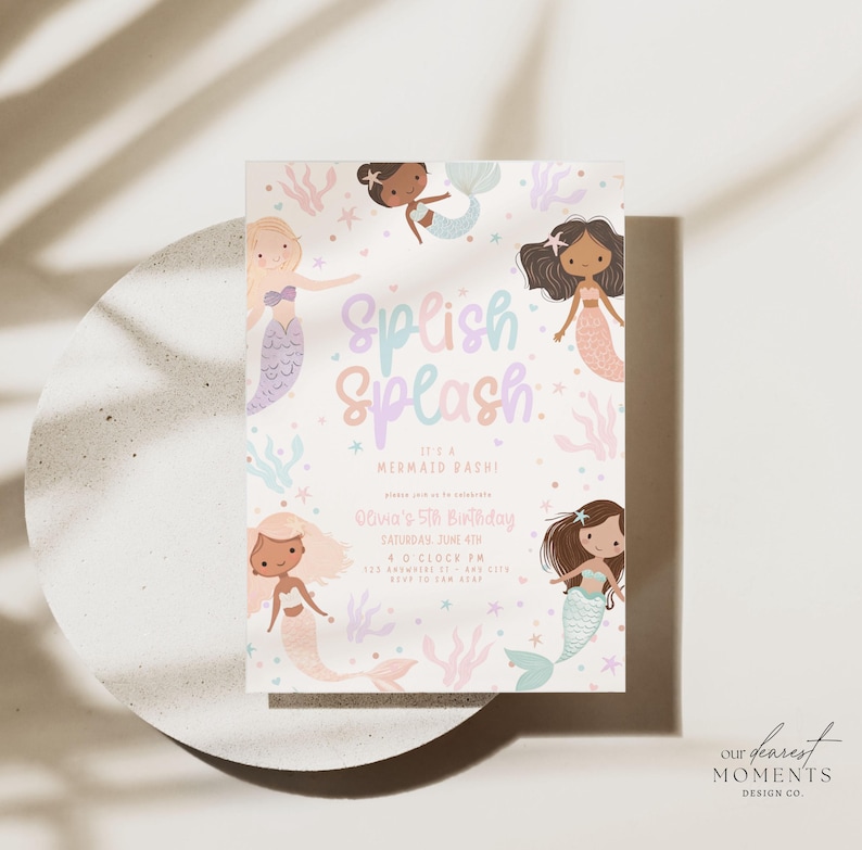 Op de afbeelding: Een pastelkleurige uitnodiging voor een verjaardagsfeestje met zeemeermint thema. De uitnodiging bevat de woorden "Splish Splash" in een grillige lettertype, omringd door illustraties van zeemeerminnen en waterplanten. De tekst bevat de naam, datum, tijd en locatie van de verjaardag.