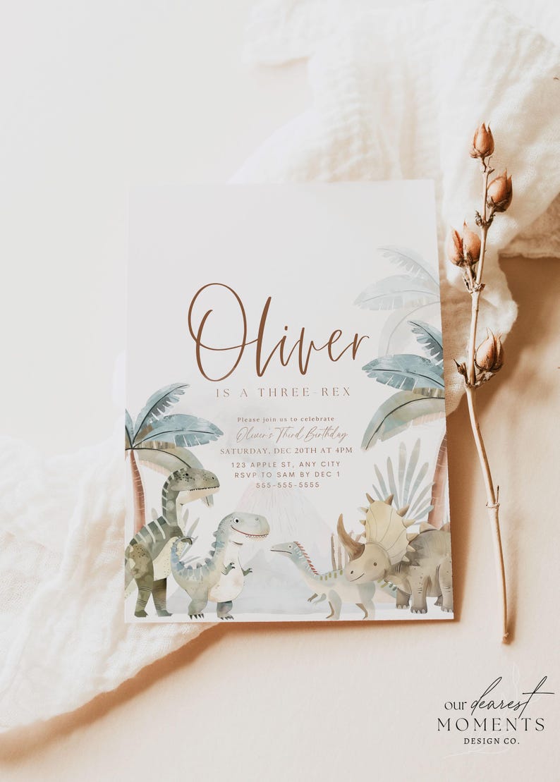 K&ouml;nnte beinhalten: Eine hellblaue und braune Einladungskarte mit Dinosaurier-Motiv. Die Karte lautet "Oliver is a Three Rex" und enth&auml;lt Details f&uuml;r eine Geburtstagsfeier. Der Text lautet "Please join us to celebrate Oliver's Third Birthday, Saturday, Dec 20th at 4pm, 123 Apple St, Any City, RSVP to Sam by Dec 1, 555-555-5555". Am unteren Rand der Karte steht "our dearest MOMENTS DESIGN CO."