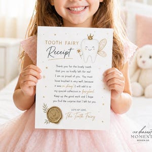 Puede incluir: Un recibo del Hada de los Dientes con detalles dorados, sostenido por un ni&ntilde;o. El recibo presenta un personaje de diente de dibujos animados con una corona y una varita. El texto incluye "Receipt" y un mensaje de agradecimiento.