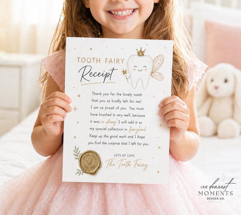 Puede incluir: Un recibo del Hada de los Dientes con detalles dorados, sostenido por un ni&ntilde;o. El recibo presenta un personaje de diente de dibujos animados con una corona y una varita. El texto incluye "Receipt" y un mensaje de agradecimiento.