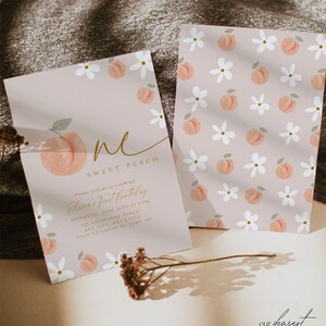 Może przedstawiać: Dwa r&oacute;żowe zaproszenia urodzinowe z ilustracjami brzoskwiń i stokrotek. Jedna karta zawiera tekst "Sweet Peach" i szczeg&oacute;ły wydarzenia. Druga karta ma wz&oacute;r brzoskwiń i stokrotek.