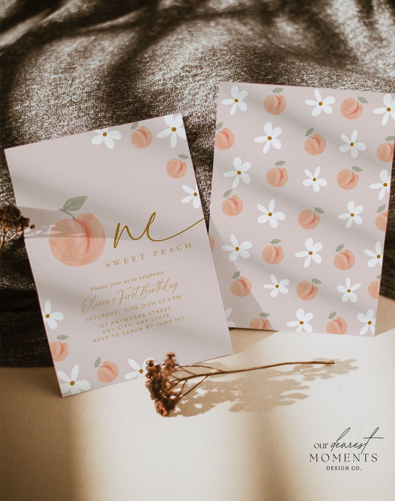 Może przedstawiać: Dwa r&oacute;żowe zaproszenia urodzinowe z ilustracjami brzoskwiń i stokrotek. Jedna karta zawiera tekst "Sweet Peach" i szczeg&oacute;ły wydarzenia. Druga karta ma wz&oacute;r brzoskwiń i stokrotek.