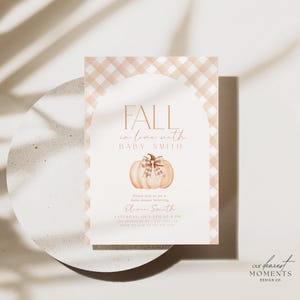 Pode incluir: Um convite para um ch&aacute; de beb&ecirc; com um fundo xadrez e uma ilustra&ccedil;&atilde;o de ab&oacute;bora. O texto diz "Fall in love with Baby Smith" e inclui a data e hora do evento.