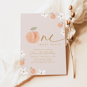 Może przedstawiać: R&oacute;żowa karta zaproszenia z akwarelowymi ilustracjami brzoskwiń i stokrotek. Tekst brzmi "One Sweet Peach" i ogłasza pierwsze urodziny Olivii, w tym datę, godzinę i miejsce.