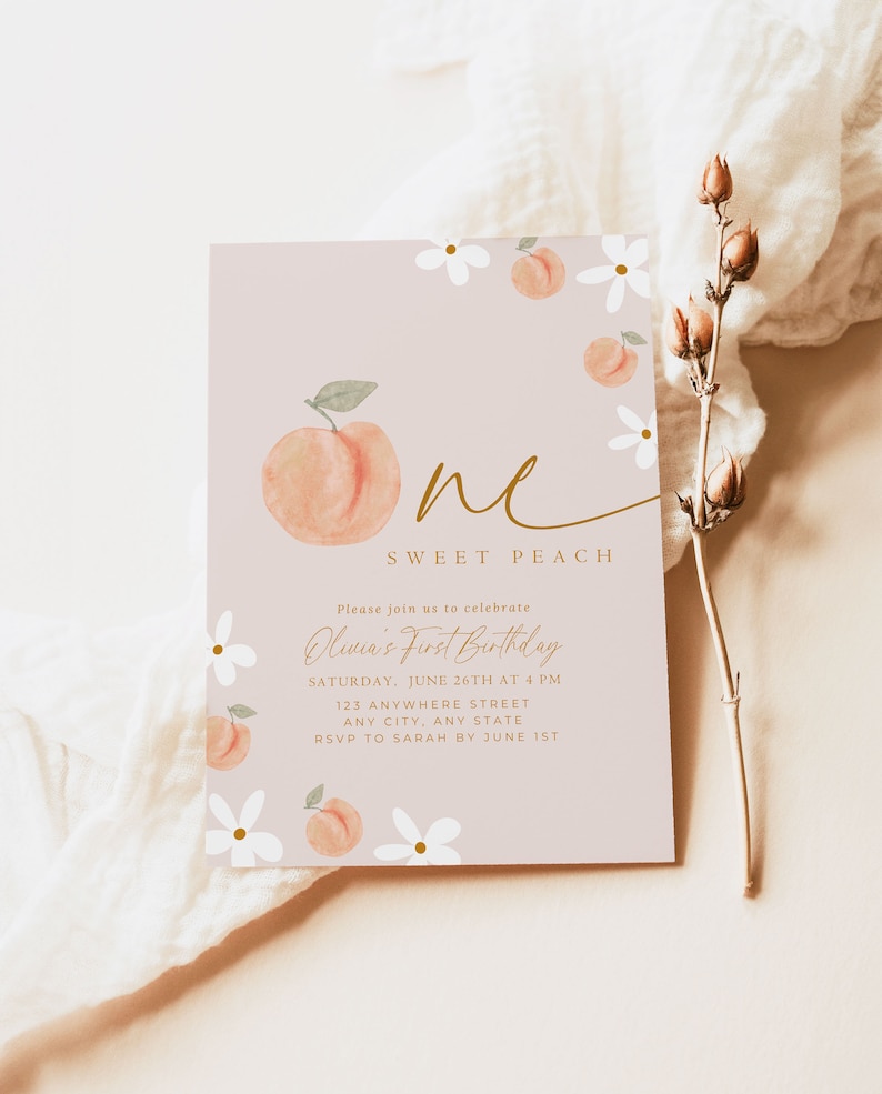 Może przedstawiać: R&oacute;żowa karta zaproszenia z akwarelowymi ilustracjami brzoskwiń i stokrotek. Tekst brzmi "One Sweet Peach" i ogłasza pierwsze urodziny Olivii, w tym datę, godzinę i miejsce.