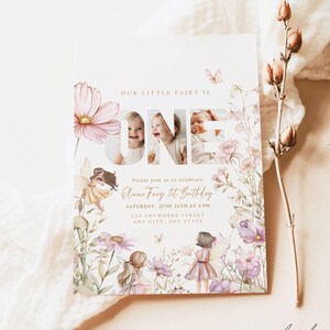 Może przedstawiać: Zaproszenie w tematyce wr&oacute;żek z napisem "OUR LITTLE FAIRY IS ONE". Zaproszenie zawiera zdjęcie dziecka i ilustracje wr&oacute;żek, z miękką paletą kolor&oacute;w r&oacute;żu, fioletu i zieleni. Tekst brzmi "Olivia's Fairy 1st Birthday".
