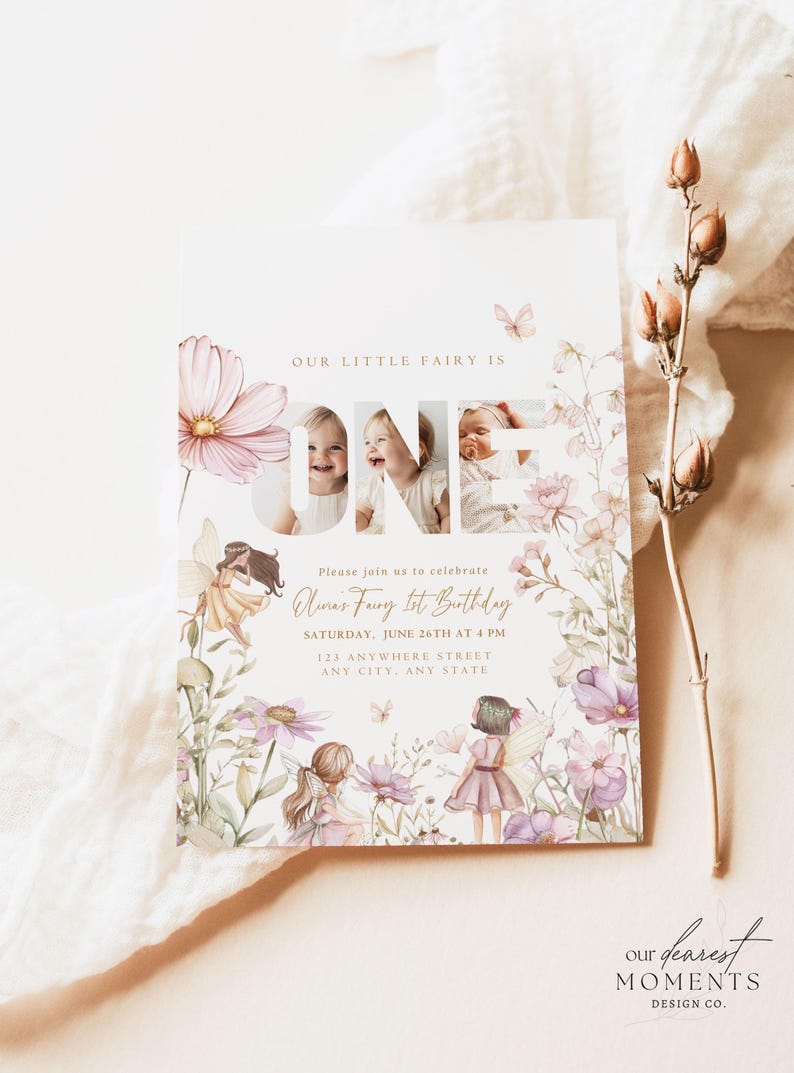 Może przedstawiać: Zaproszenie w tematyce wr&oacute;żek z napisem "OUR LITTLE FAIRY IS ONE". Zaproszenie zawiera zdjęcie dziecka i ilustracje wr&oacute;żek, z miękką paletą kolor&oacute;w r&oacute;żu, fioletu i zieleni. Tekst brzmi "Olivia's Fairy 1st Birthday".