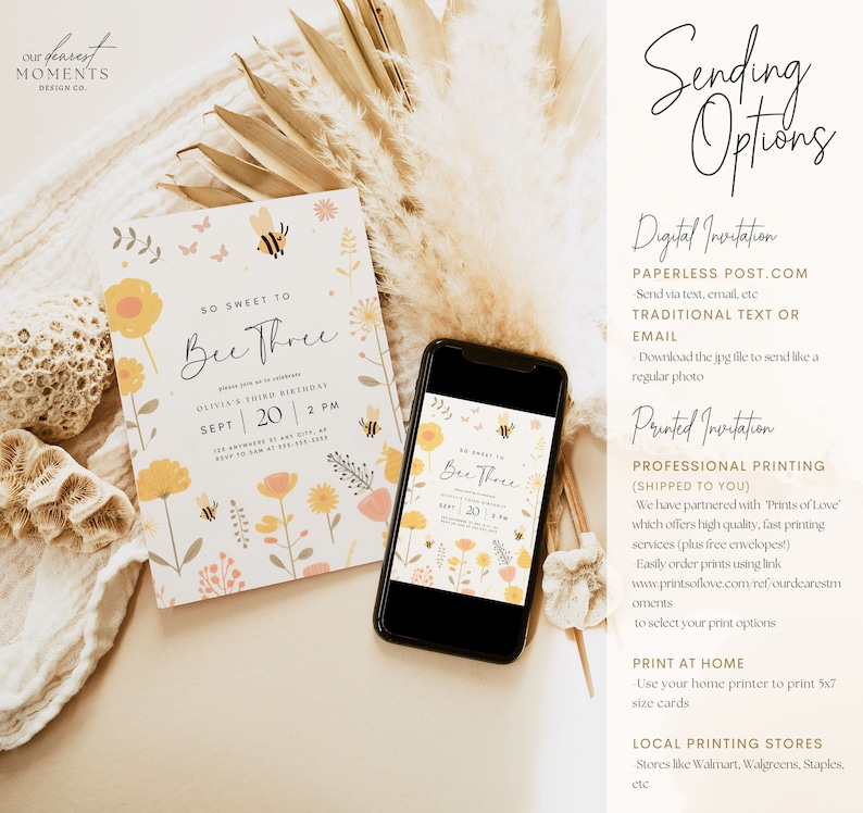 Pu&ograve; includere: Un invito digitale e stampato per il terzo compleanno di un bambino. L'invito presenta un tema di api con fiori gialli e rosa e api. Il testo dell'invito recita "So Sweet to Bee Three" e include il nome del bambino, la data e l'ora della festa. L'invito include anche informazioni sui diversi modi per inviare l'invito, tra cui le opzioni digitali, stampate e di stampa locale.
