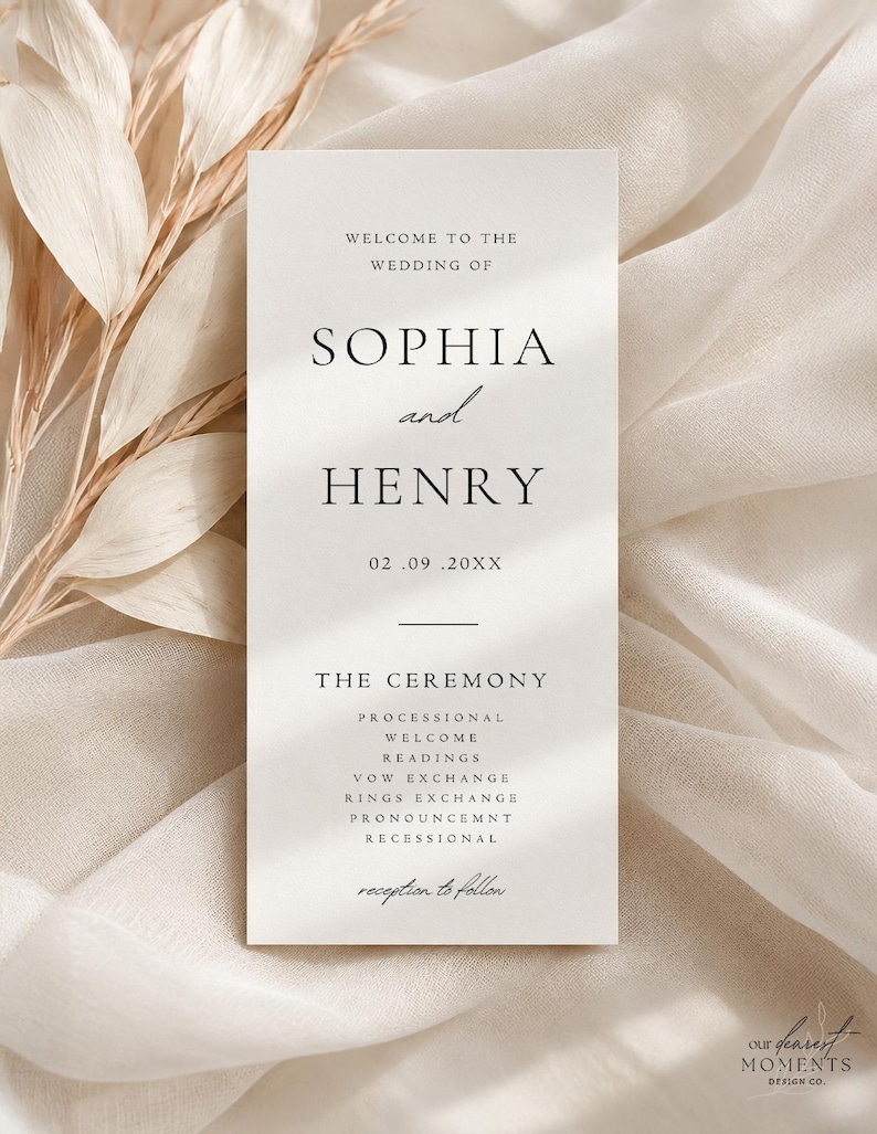Op de afbeelding: Een verticale witte trouwprogramma-kaart met zwarte schreefletters en cursief schrift. De kaart bevat de tekst: Welcome to the wedding of Sophia and Henry, 02.09.20XX, The Ceremony, Processional, Welcome, Readings, Vow Exchange, Rings Exchange, Pronouncemnt, Recessional, reception to follow.