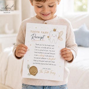Puede incluir: Un ni&ntilde;o sostiene un recibo del Hada de los Dientes con un sello de cera dorado. El recibo presenta un diente de dibujos animados con una corona y alas de hada. El texto incluye "Gracias por el diente encantador" y "Mucho amor, El Hada de los Dientes."